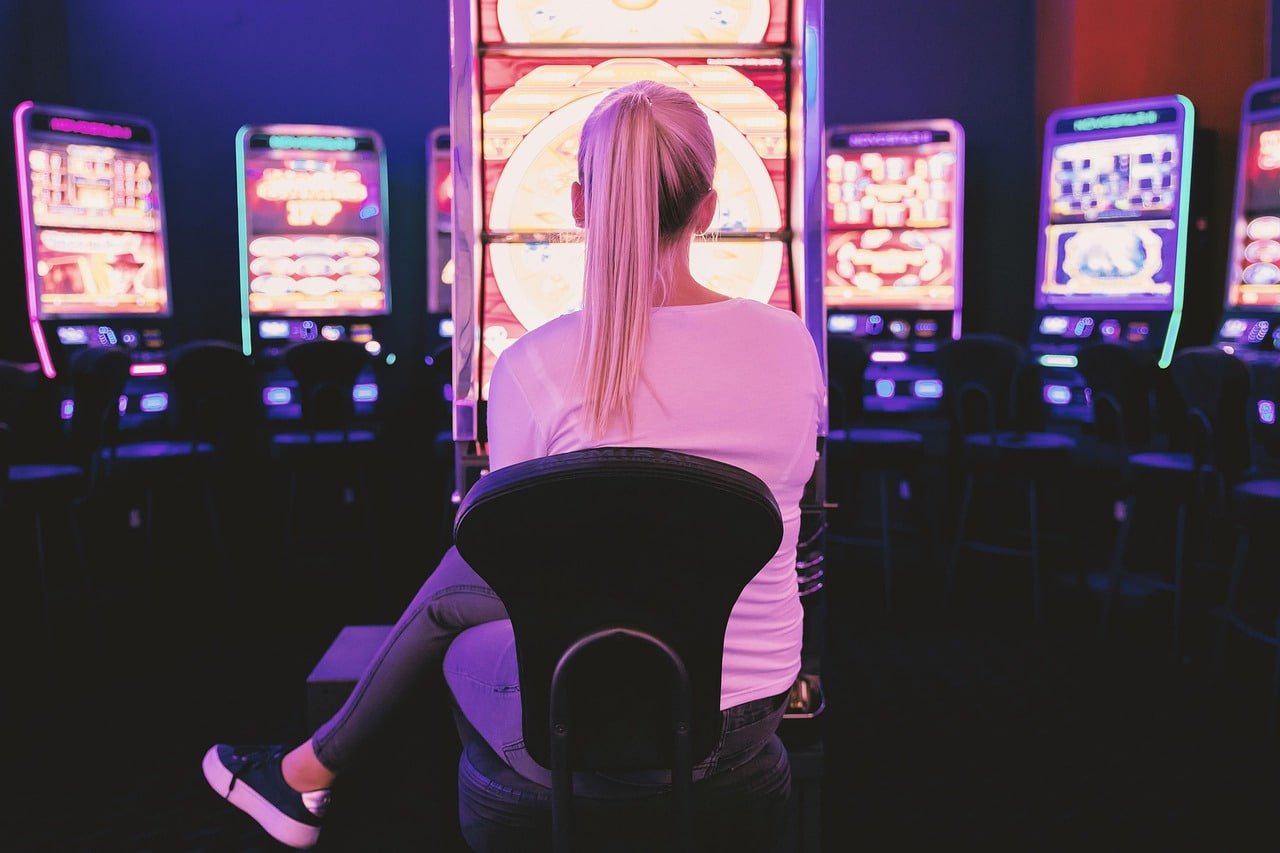 Jurassic Kingdom slot game interface on tumi123 login showing five reels and dinosaur symbols